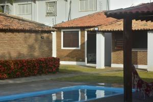 a house and a swimming pool in a yard at Casa aconchegante com piscina e muito espaço verde in Aracaju