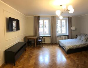 sypialnia z łóżkiem, stołem i oknem w obiekcie Apartament Central Nº1 we Wrocławiu