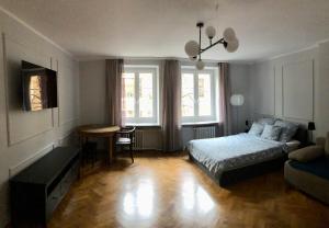sypialnia z łóżkiem, biurkiem i stołem w obiekcie Apartament Central Nº1 we Wrocławiu