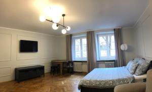 sypialnia z łóżkiem, kanapą i oknami w obiekcie Apartament Central Nº1 we Wrocławiu