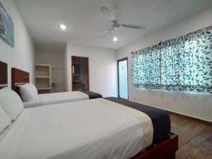 Tempat tidur dalam kamar di José y Glendy Hotel