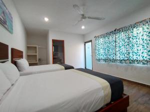 Tempat tidur dalam kamar di José y Glendy Hotel