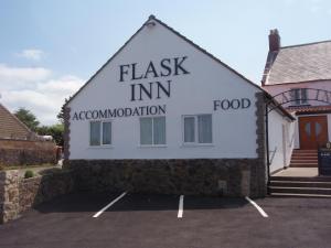 un edificio con un cartel que diga flash im alojamiento en The Flask Inn, en Robin Hood's Bay