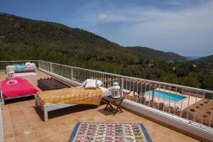 balcón con vistas a la piscina en Hacienda Ses Caletes en Cala San Vicente