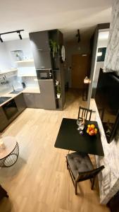 A kitchen or kitchenette at Apartament Urodzajna