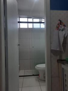 a bathroom with a shower and a toilet at Kit Ocian in Praia Grande