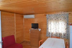 Zimmer mit einem Bett, einem TV und einem Fenster in der Unterkunft Quinta da Fonte de Grandola in Grândola