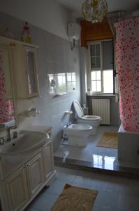 a bathroom with two sinks and a toilet and a tub at B&B Le Rose in Vignacastrisi +34 photos