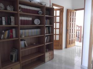 a book shelf with books and a door in a room at B&B Le Rose in Vignacastrisi