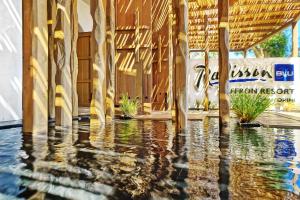 カマリにあるRadisson Blu Zaffron Resort, Santoriniの建物前の水のプール