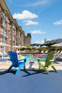 two chairs and a table in front of a pool at Hotel Caza Fisherman's Wharf in San Francisco