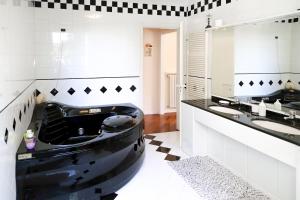 A kitchen or kitchenette at B&B Rabbit