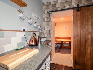 een keuken met een wastafel en een aanrecht bij Griffin Cottage in Nairn