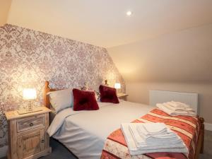 Ένα ή περισσότερα κρεβάτια σε δωμάτιο στο Griffin Cottage