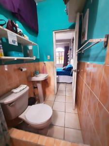a bathroom with a toilet and a sink at Cómodo Apartamento privado in Tegucigalpa