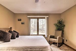מיטה או מיטות בחדר ב-Serene Orchard Park Apartment Large Yard and Patio!