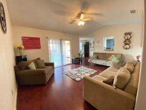 uma sala de estar com 2 sofás e uma ventoinha de tecto em WHOLE Family - Wholestyl em Sacramento