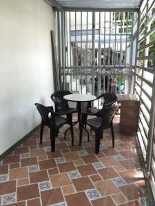 een patio met een tafel en stoelen op een balkon bij Miski Wasi Hospedaje Neiva in Neiva