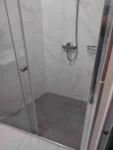 y baño con ducha y puerta de cristal. en Cosy 2 bedroom home in the heart of Jardim do Mar en Jardim do Mar