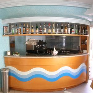 un bar en una cocina con barra con alcohol en Hotel Lisa, en Pineto