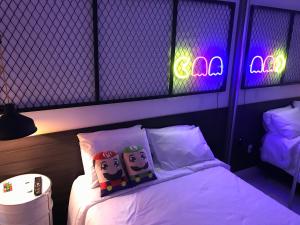 ein Schlafzimmer mit zwei Hello-Kitty-Kissen auf einem Bett in der Unterkunft Granja Viana Studio 429 decoracao industrial in Cotia