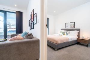 1 dormitorio con 1 cama y 1 sofá en Candy-Chic 1 Bedroom Apartment - City Centre, en Birmingham