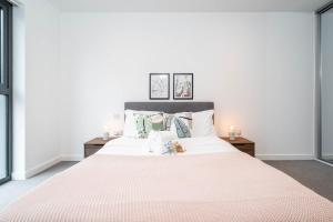 1 dormitorio con 1 cama blanca grande y 2 mesas en Candy-Chic 1 Bedroom Apartment - City Centre, en Birmingham