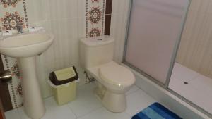La salle de bains est pourvue de toilettes et d'un lavabo. dans l'établissement Hotel Jose Antonios Inn, à Puerto Maldonado