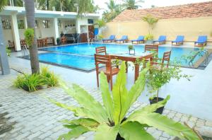 Бассейн в The Ocean Pearl Hotel Negombo или поблизости