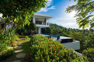 a house on a hill with a garden at Villa Tosti in Ban Bang Po