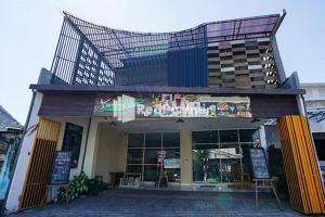 um edifício com uma placa na frente dele em Kupang Gunung Homestay Syariah near Islamic Center Surabaya Mitra RedDoorz em Surabaya