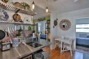 Nhà bếp/bếp nhỏ tại St Pete Birds Nest +18 ảnh