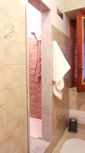 A bathroom at B&B Fiori di Lava