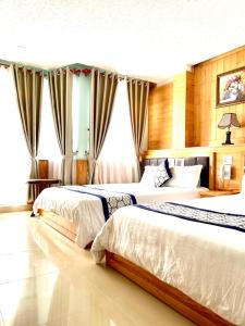 Giường trong phòng chung tại Hotel Phuong Nghi