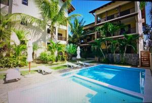 ein Schwimmbad vor einem Gebäude in der Unterkunft Las Terrenas beachfront 2 bedrooms condo with pool in Las Terrenas