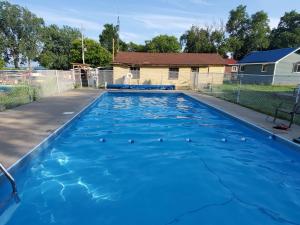 Una piscina con agua azul en un patio. en Stoneburg Cove Cottages, en Carrying Place