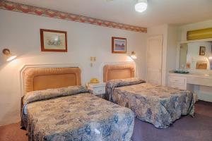 a hotel room with two beds and a sink at HSE Economy in Ciudad Madero