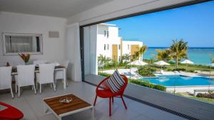 Бассейн в Cap Ouest by Horizon Holidays или поблизости