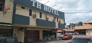 um edifício com uma placa que lê horizontes de hotéis em OYO 90445 Th Hotel em Bahau