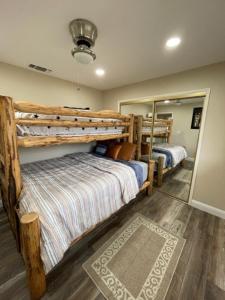 Двухъярусная кровать или двухъярусные кровати в номере Beautiful 3 bedroom home located near Yosemite