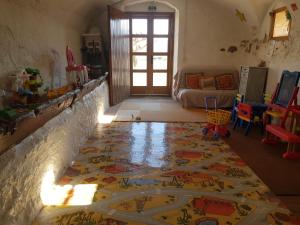 ein Wohnzimmer mit einem Teppich auf dem Boden in der Unterkunft Mas Rubió in Joanetes
