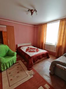 ジヴェエヴォにあるPo Svyatym Mestamのベッドルーム1室(ベッド1台、椅子、窓付)