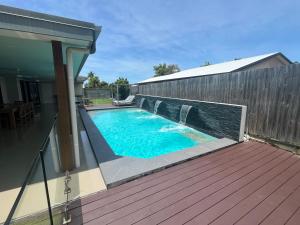 Gallery image of Luxury home with huge pool and putting green! in Townsville