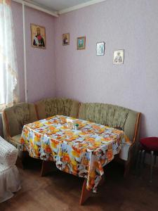 ジヴェエヴォにあるPo Svyatym Mestamのリビングルーム(毛布付きのテーブル付)