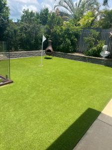 Zdjęcie z galerii obiektu Luxury home with huge pool and putting green! w mieście Townsville