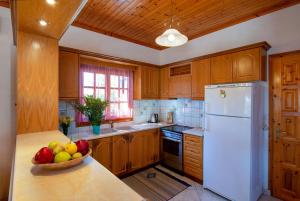 a kitchen with a bowl of fruit on a counter at Evelina house in Plátanos
