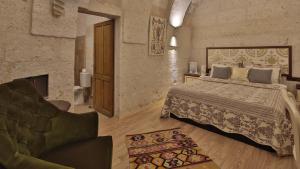 Postel nebo postele na pokoji v ubytování Sakli Konak Cappadocia Hotel&Restaurant
