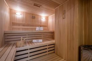 eine Sauna mit Holzvertäfelung und zwei Schachteln in der Unterkunft Bristol Hotel and Spa Bakuriani in Bakuriani