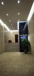 una hall con scale e una pianta in un edificio di Antichi Soffitti a Catania