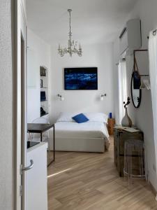 Giường trong phòng chung tại La Bloo di Vernazza - Sea View - AC&WiFi - Vernazzarentals